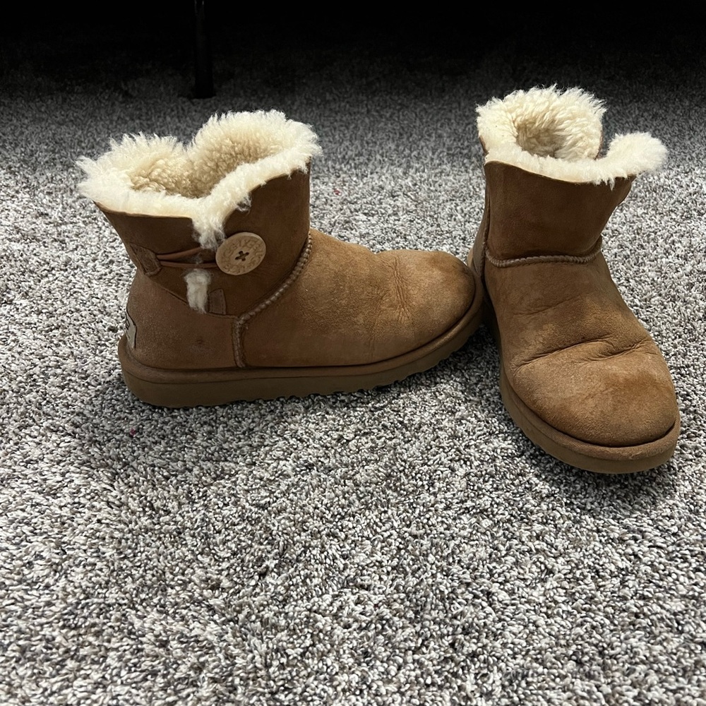 UGG Mini Bailey Button in Chestnut Size 7